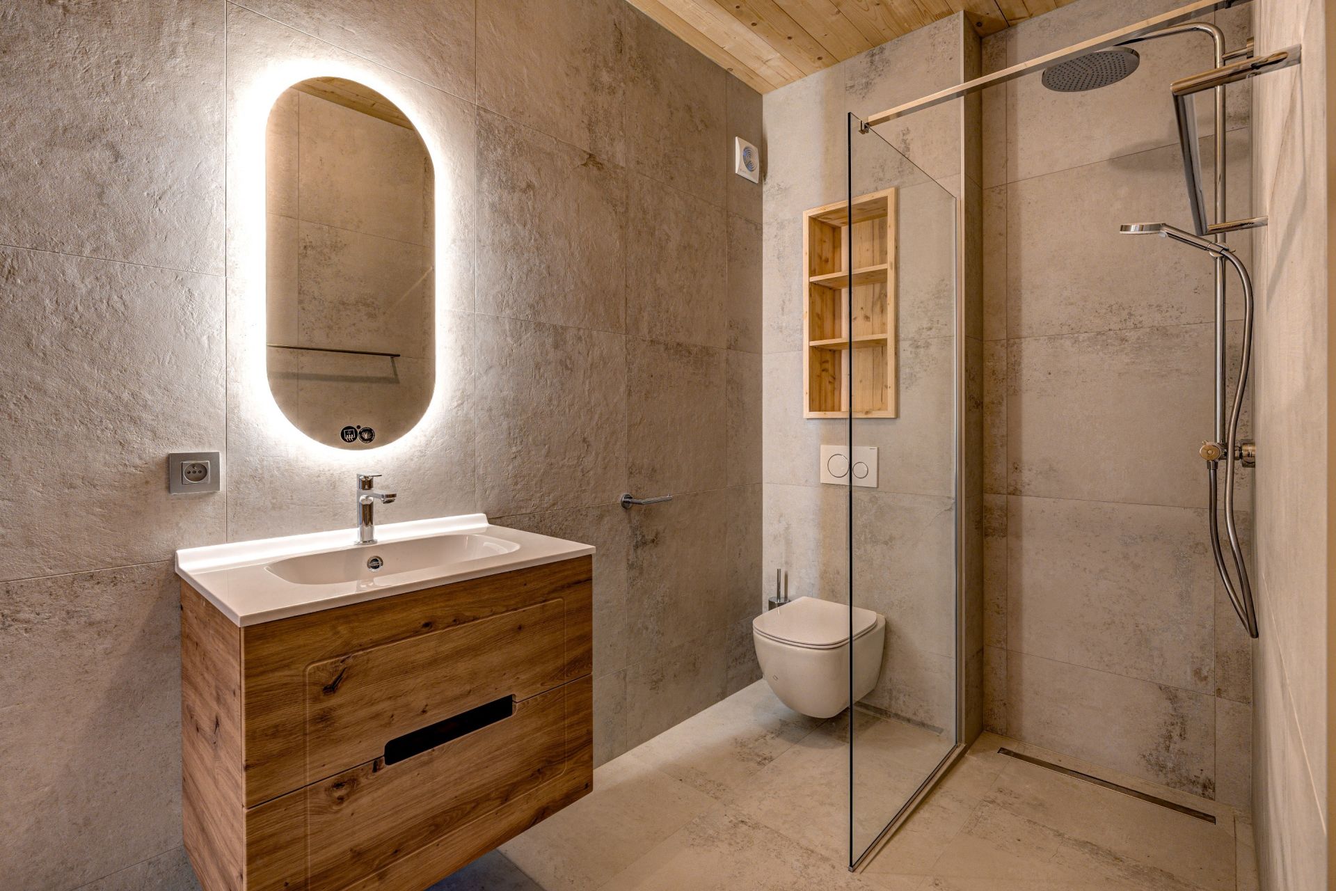 chalet 7 Rooms for sale on ARGENTIERE (74400)