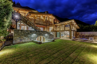 A magnificent property located in the exceptional Nants district, close to the center of Chamonix.