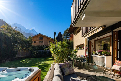 Une grande terrasse ensoleillé et un jardin de 650 m² vous offrent un cadre exceptionnel avec une vue imprenable